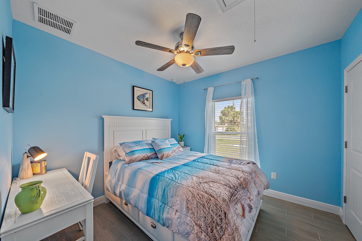 A Coastal Blue Cottage In Charming Punta Gorda