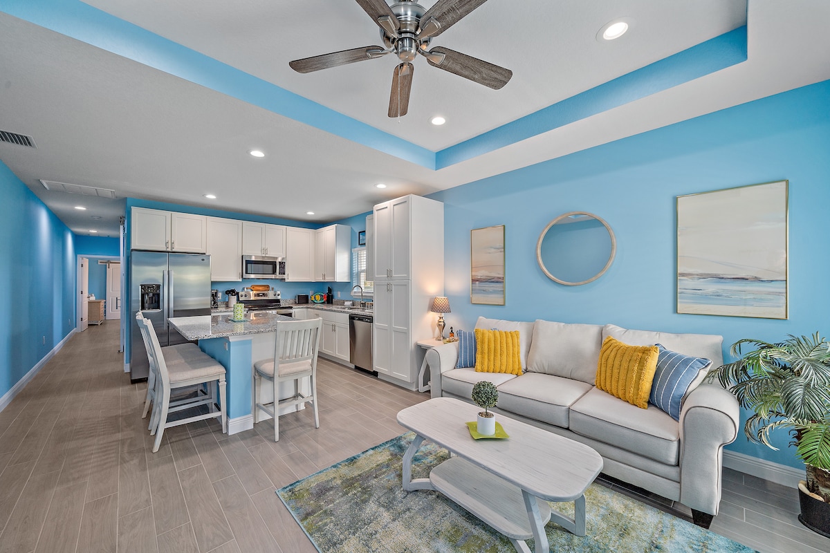 A Coastal Blue Cottage In Charming Punta Gorda