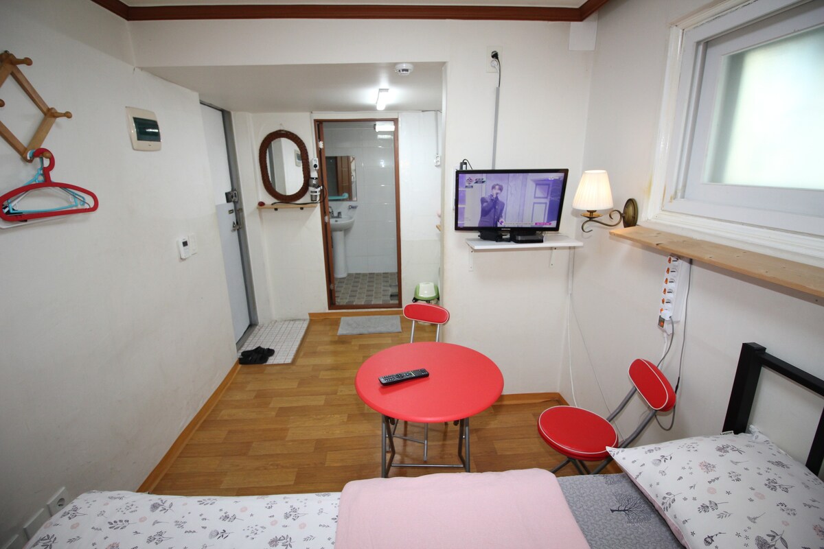 24小时公寓，可供长期住宿，位于弘大/新村站