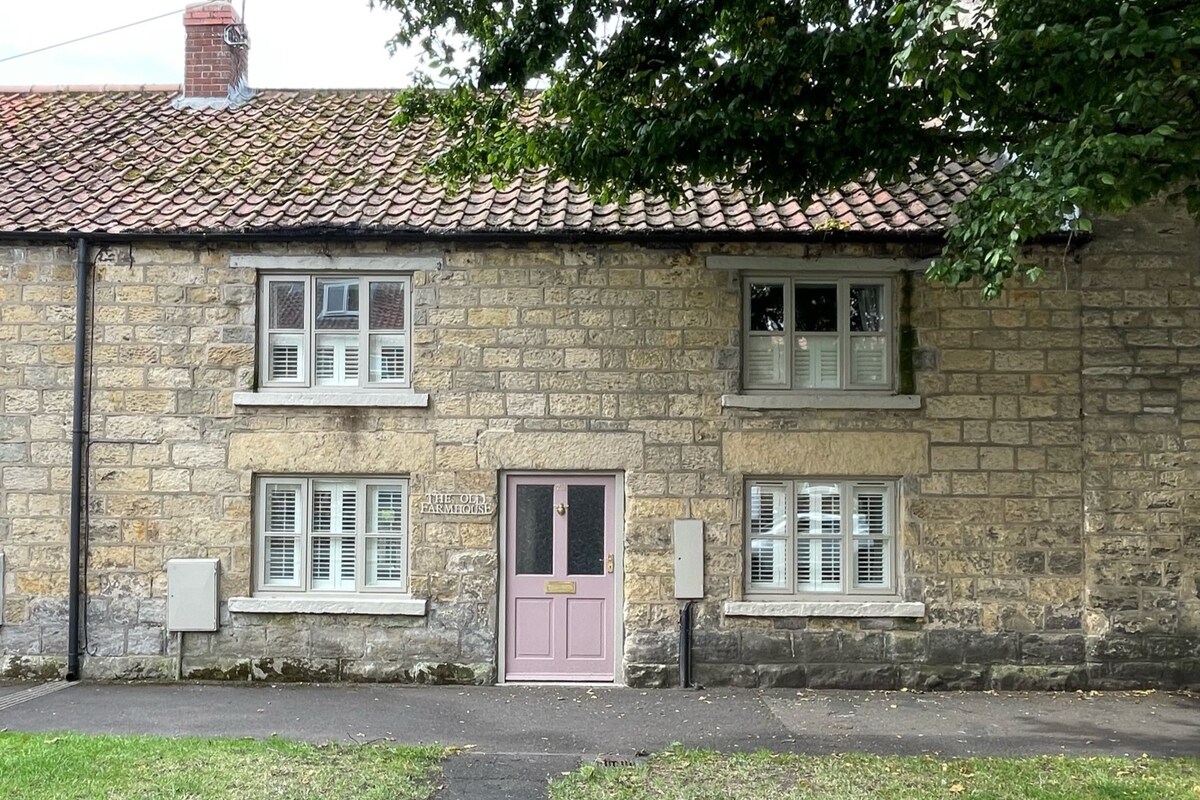 Cosy 18th Century Cottage close to all amenities