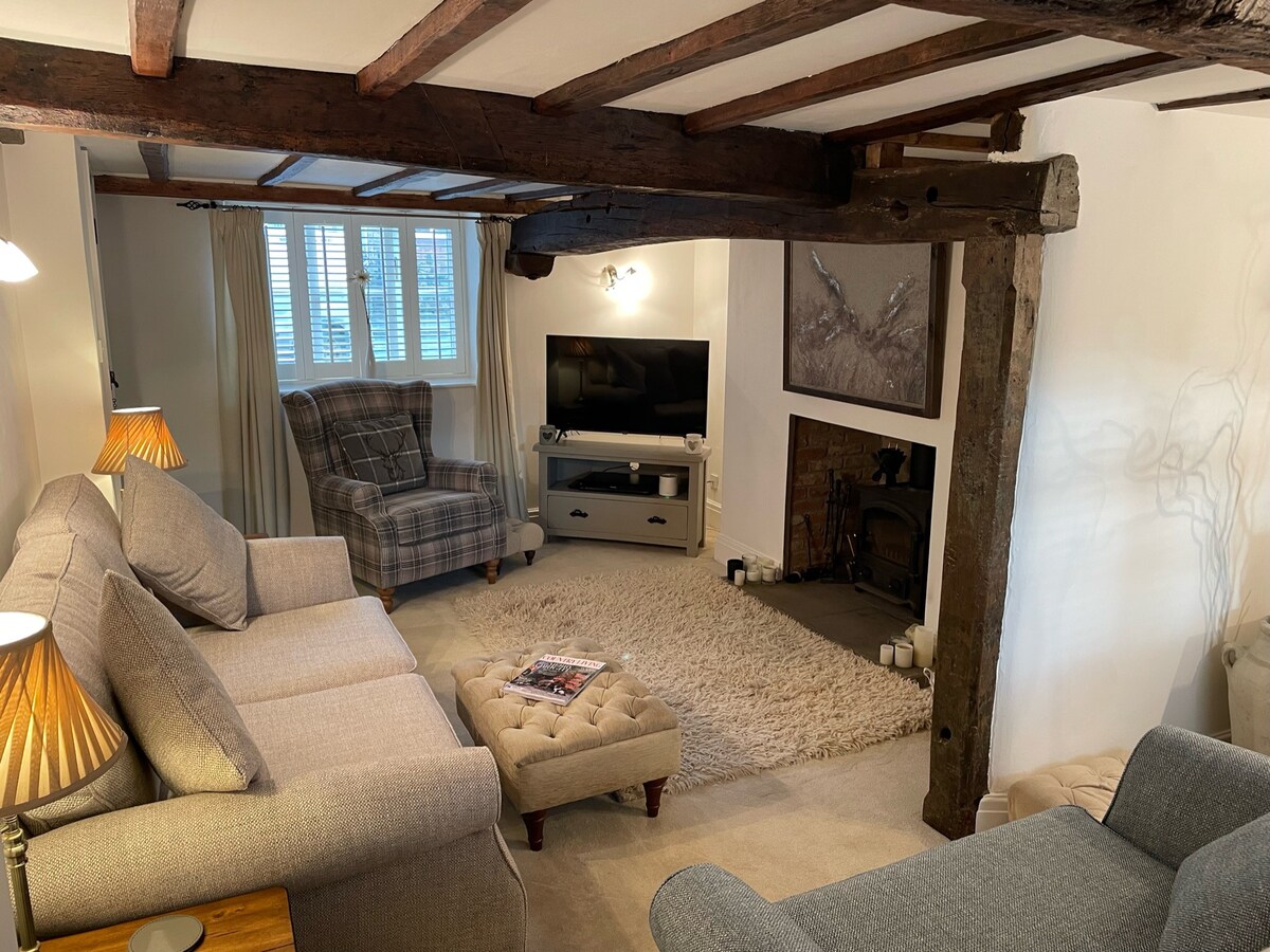 Cosy 18th Century Cottage close to all amenities
