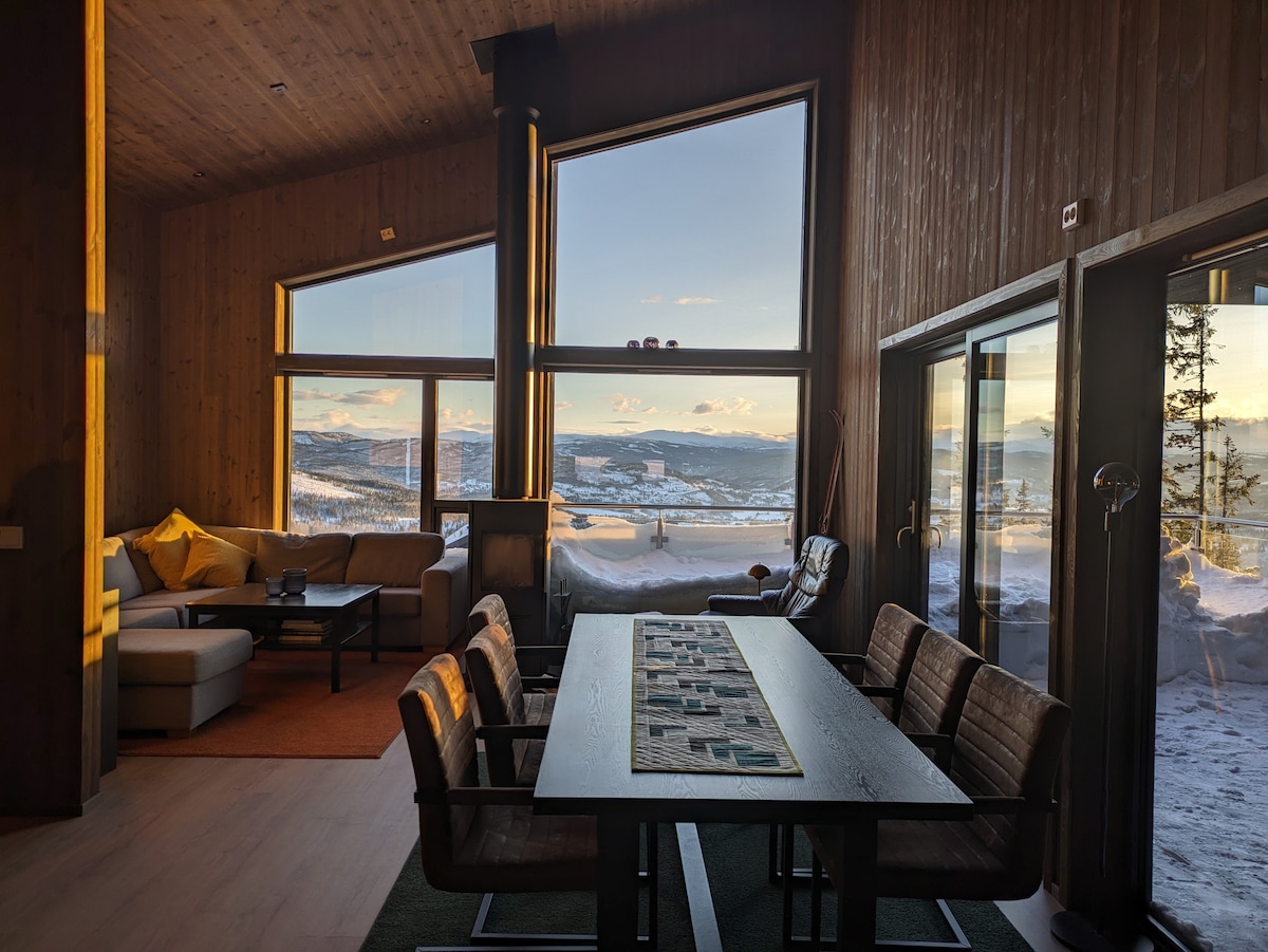 Moderne hytte med ski in/ski out