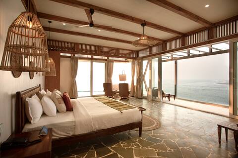 A Sea view room with a private pool in Dapoli
