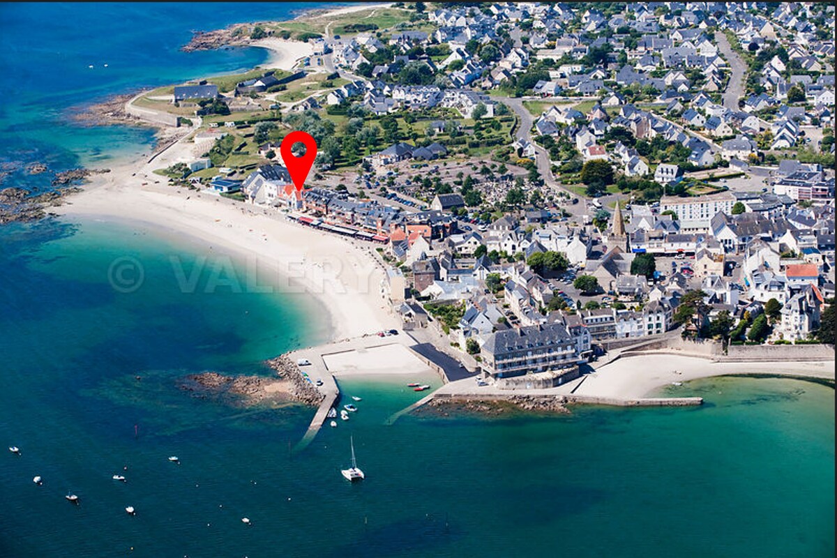 Standing, sur la plage, piscine.