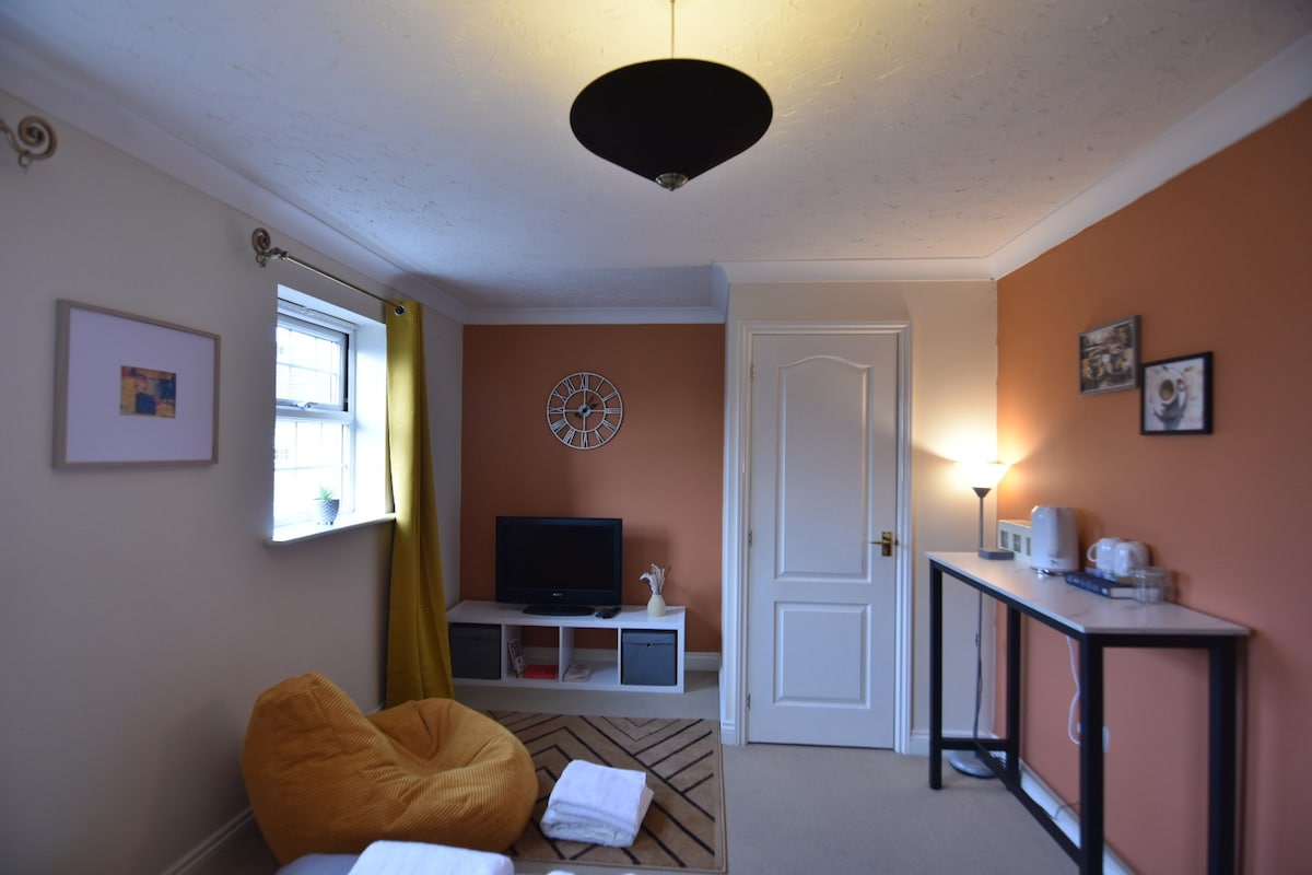 Large Private En- suite with all nearby amenities