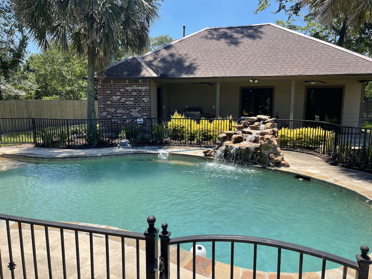 Gorgeous Guest House with Pool and Full kitchen