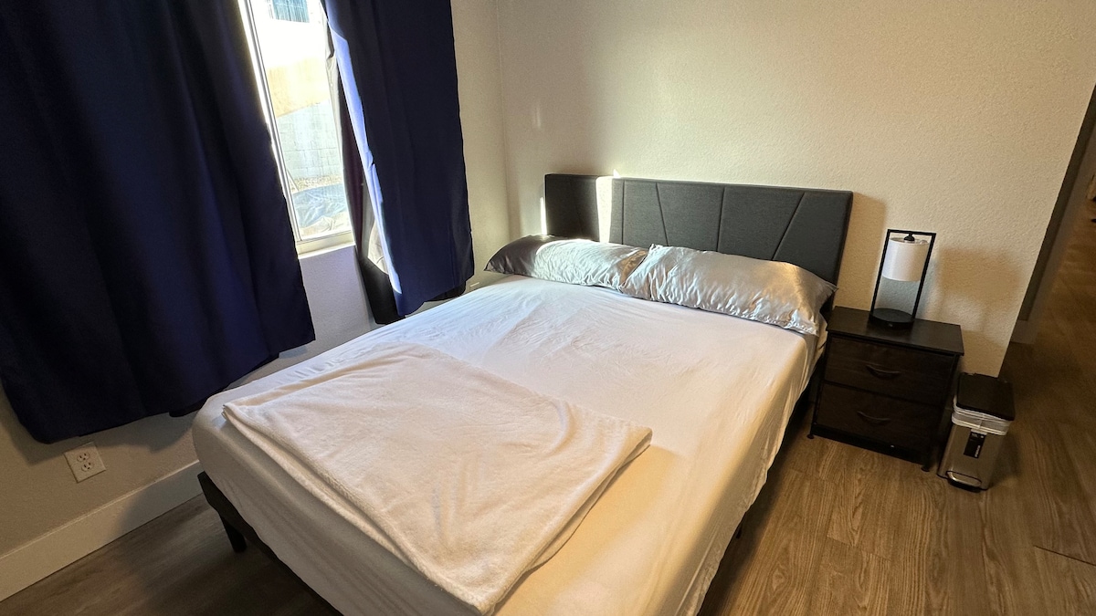 Master bedroom 3min to airport