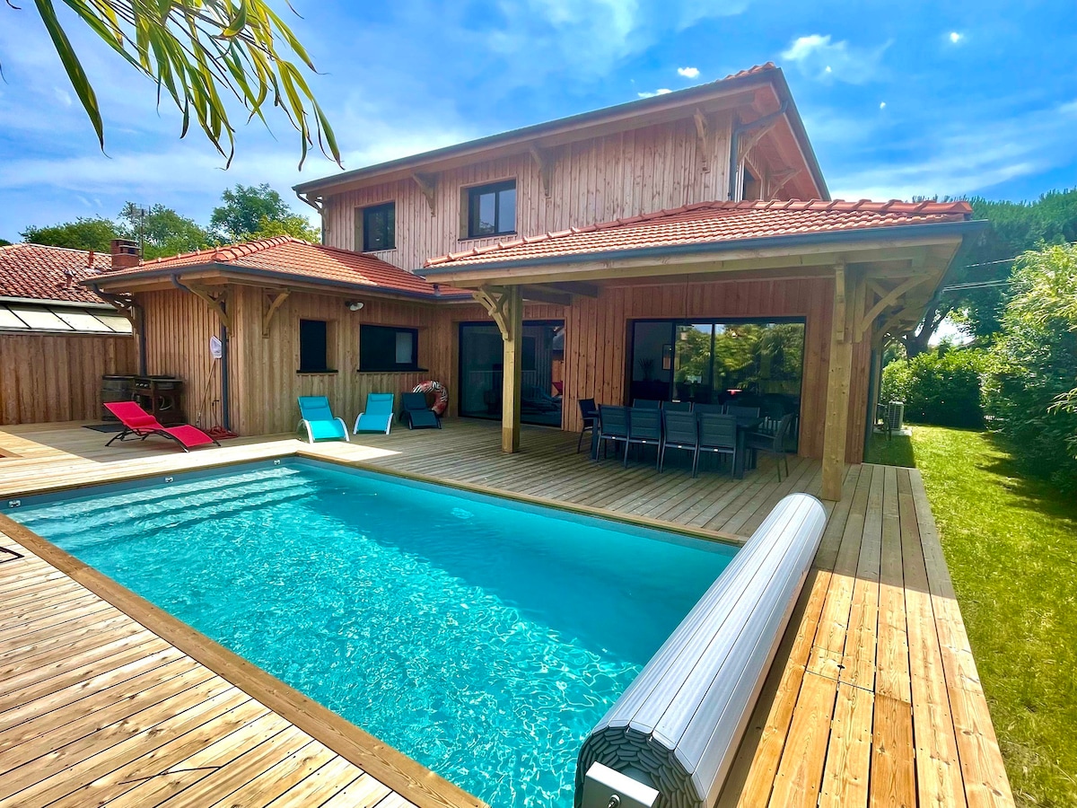 Charming Villa with Pool right near the beach