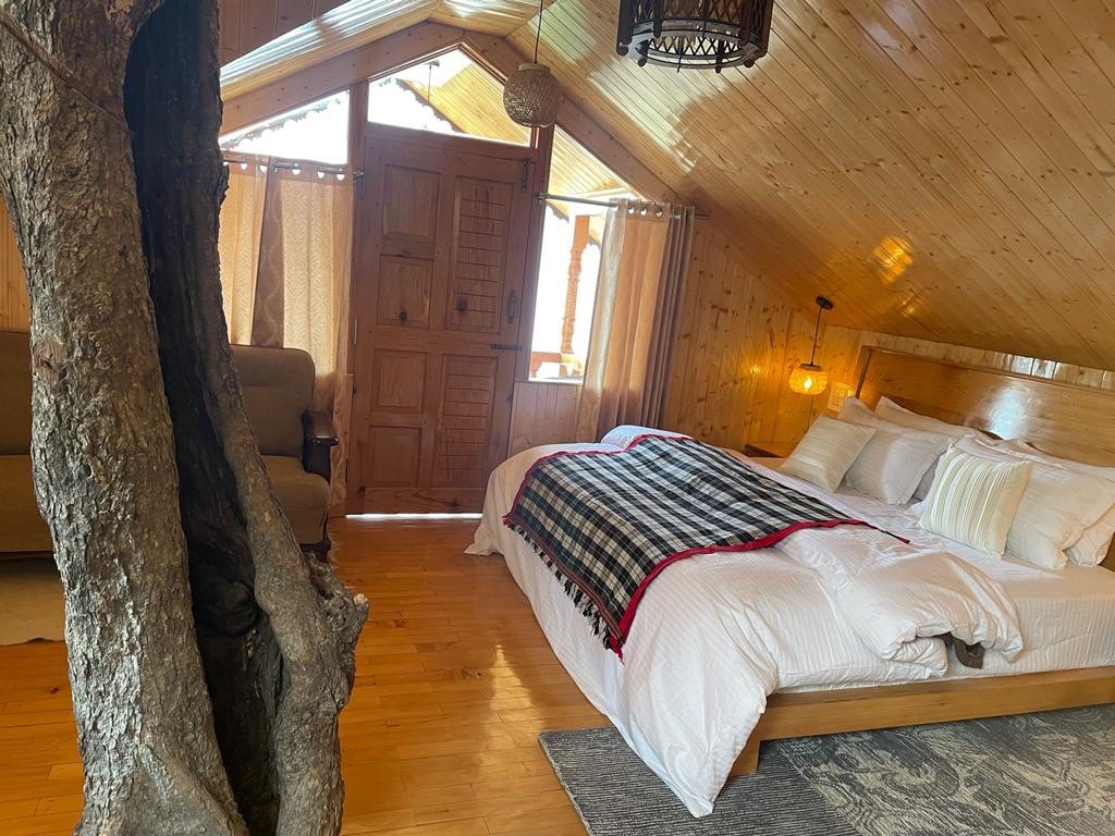 Two rooms Tree house with jacuzzi near kasol
