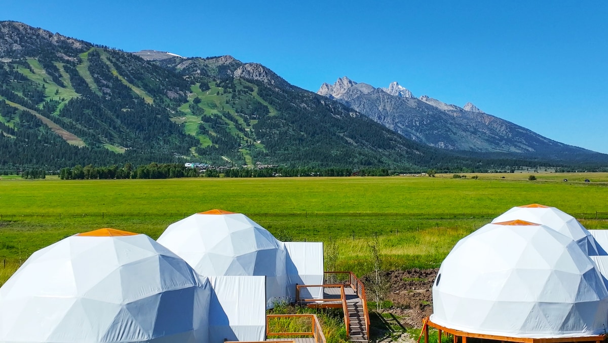 Geodome ，可欣赏提顿美景、桑拿和免费早餐