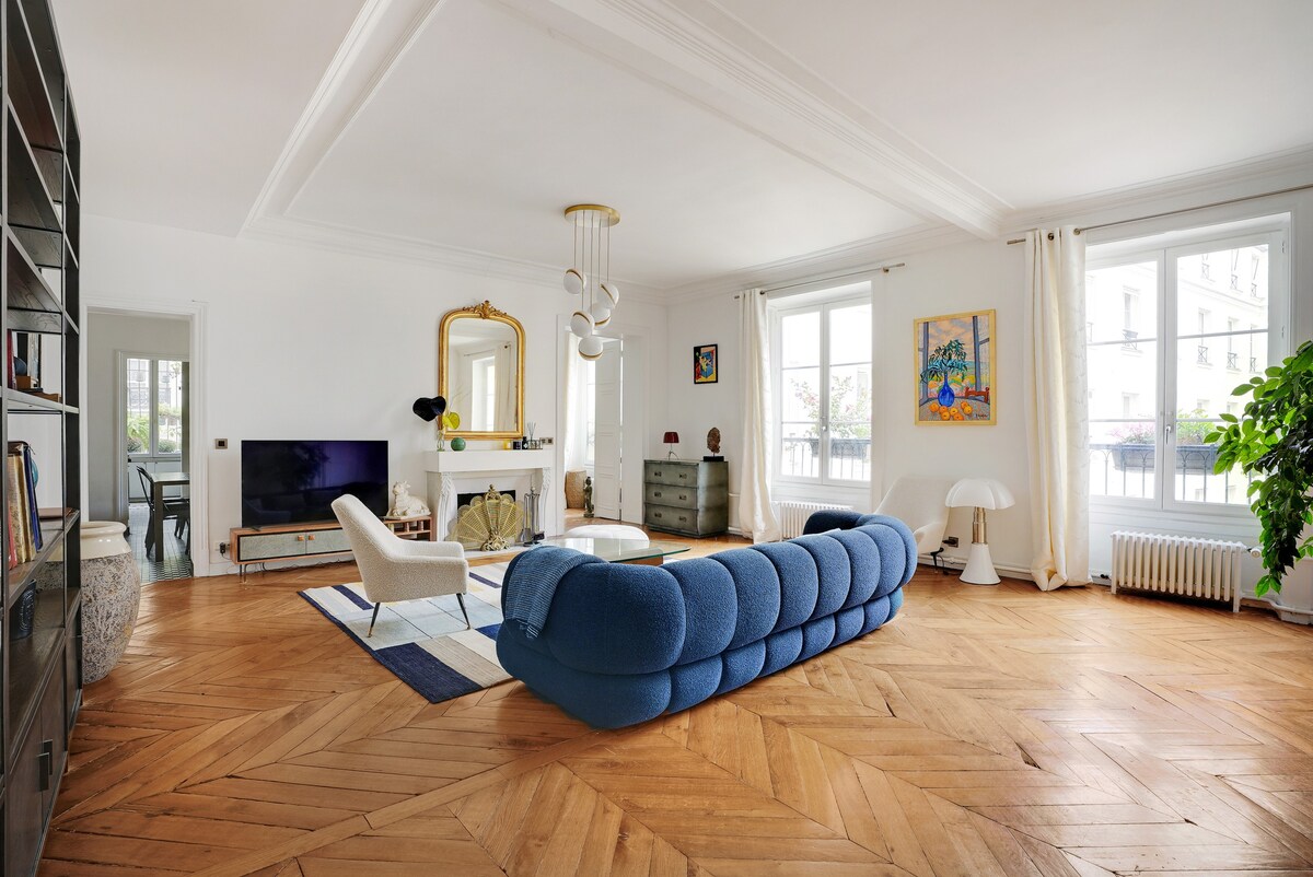 *Louvre* Luxuriously Renovated & Modern Apartment*