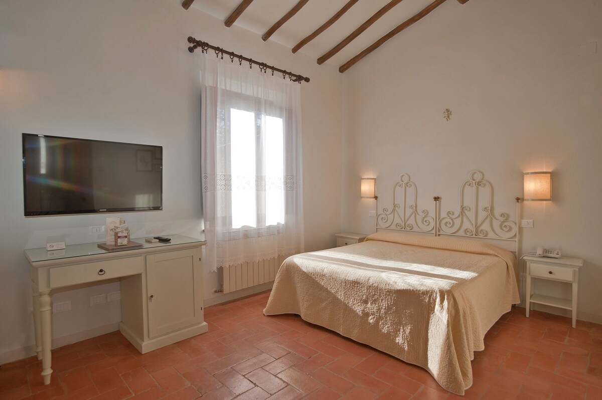 Lovely bedroom in the very heart of Tuscany