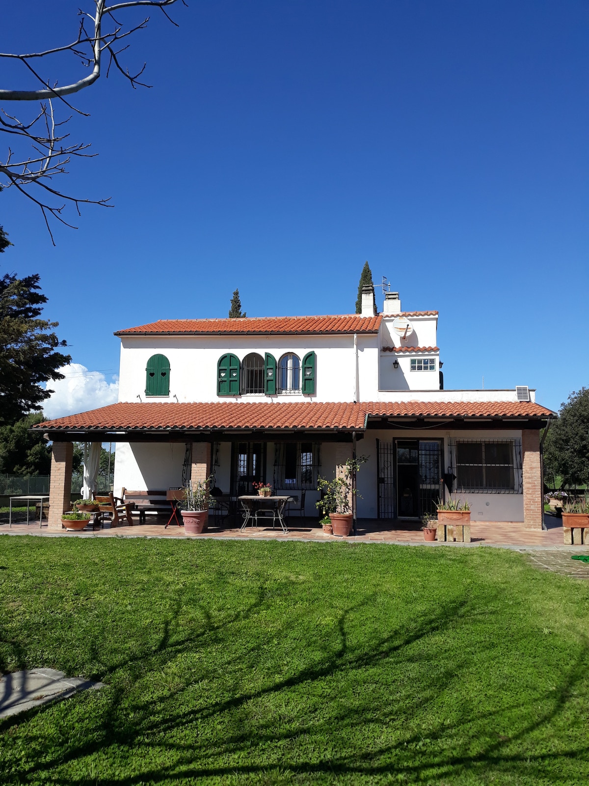 Il casale immerso nel verde.