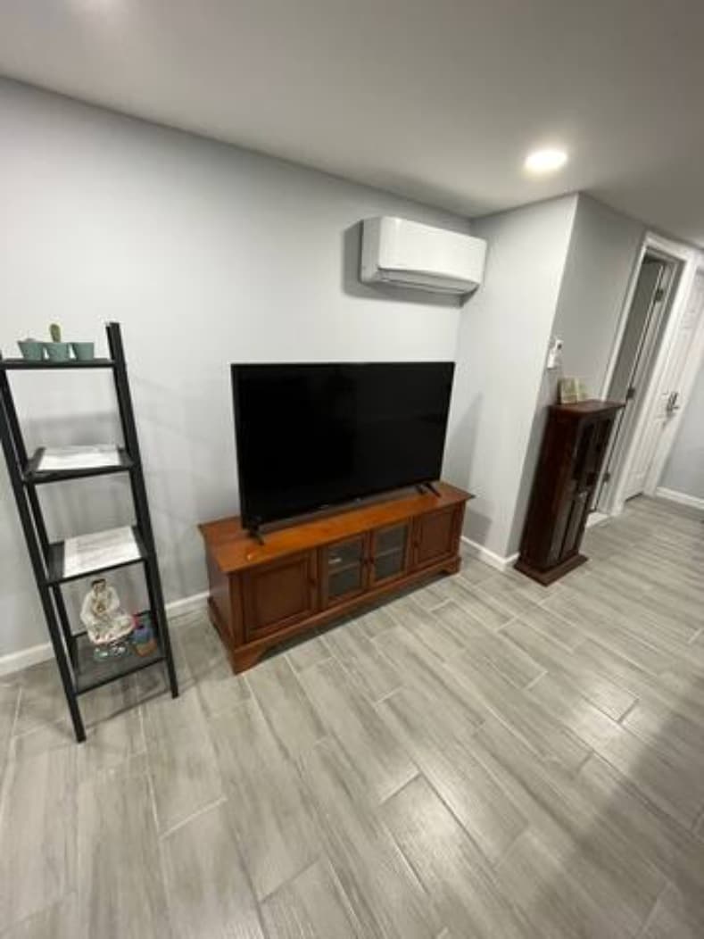 Spacious Renovated 2 Bedroom Apt near PHL airport