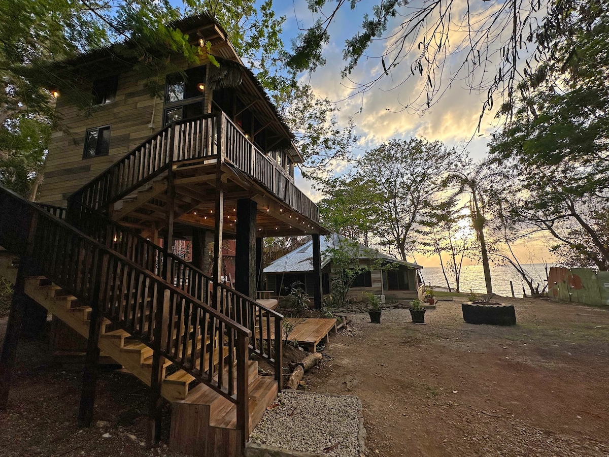 Lovely Tree House w Ocean Views