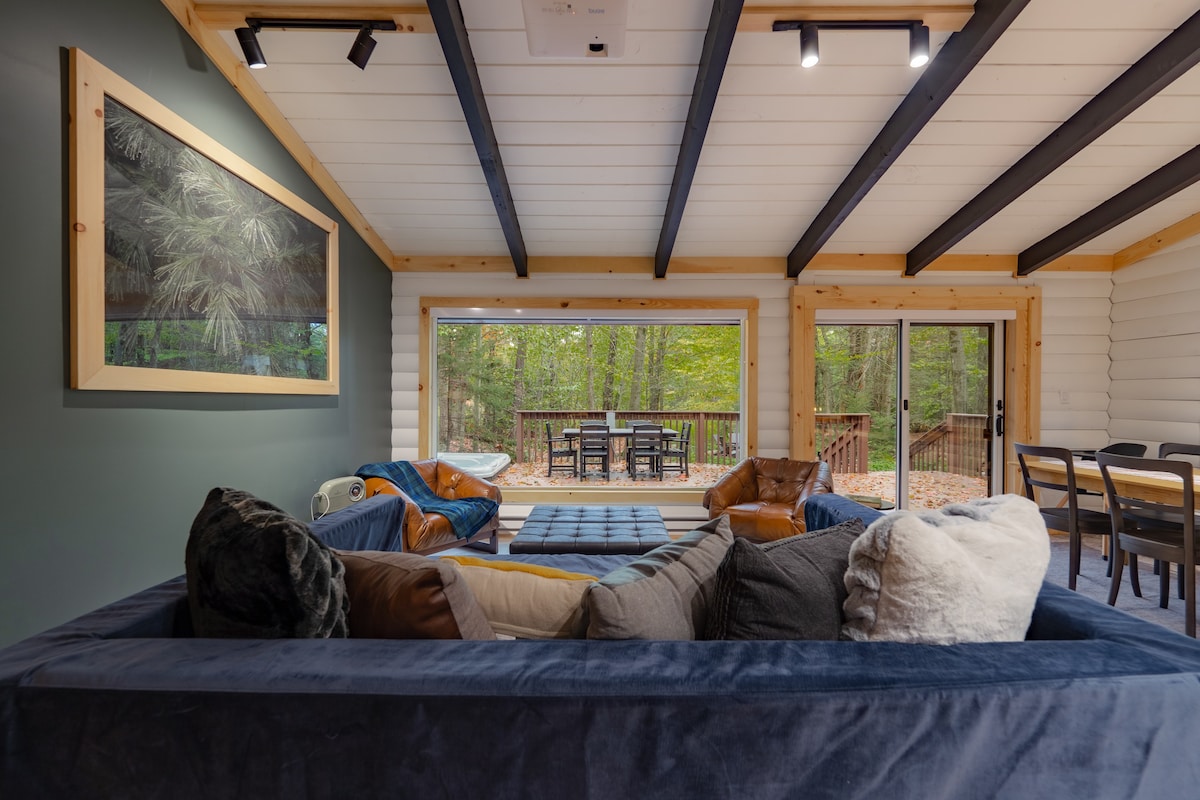 Couple's log cabin w/ jacuzzi