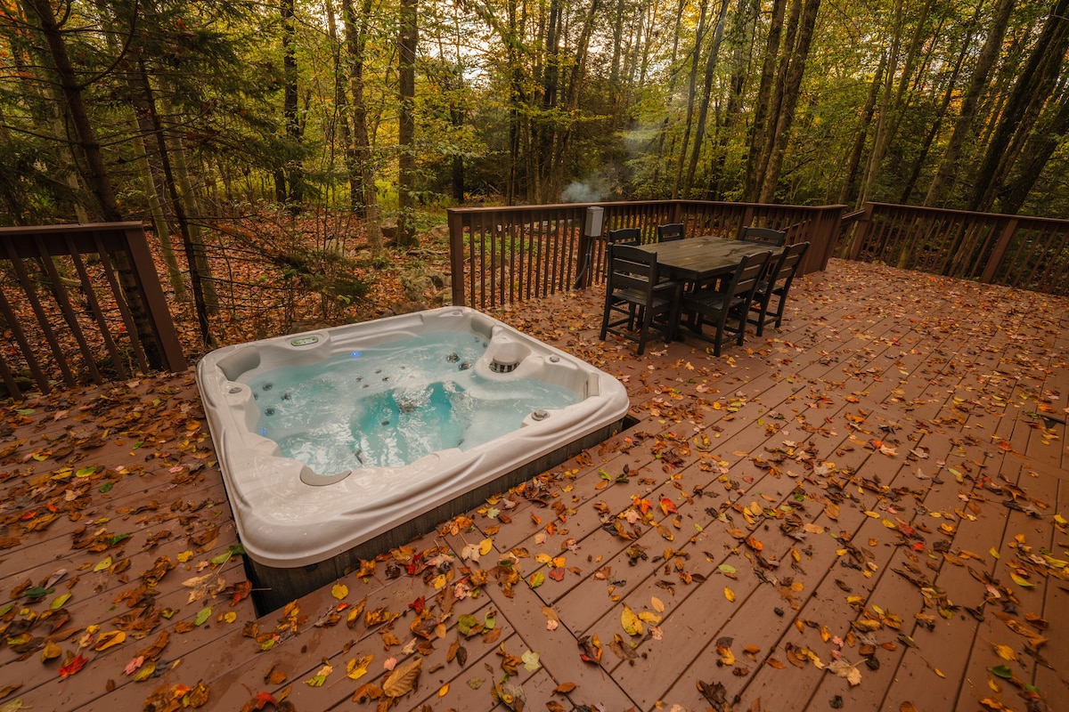Couple's log cabin w/ jacuzzi