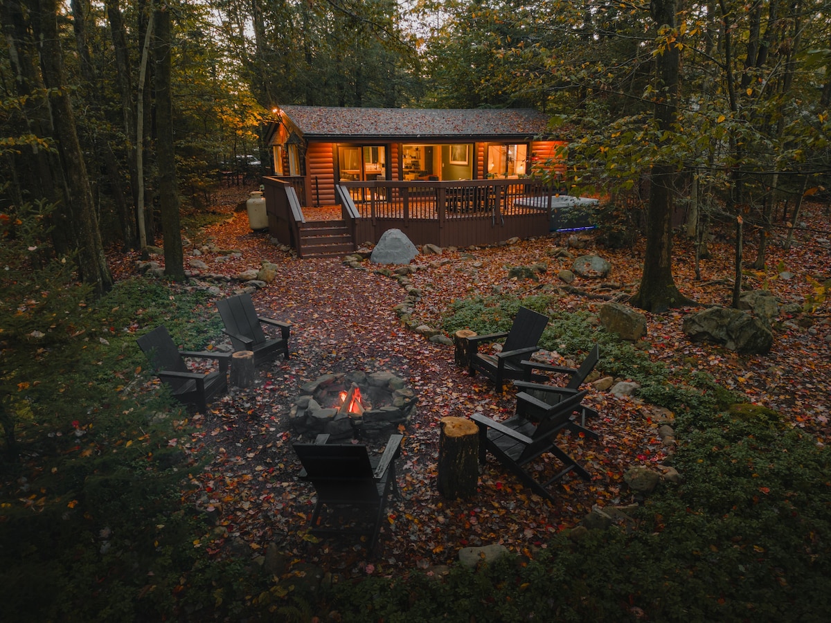 Couple's log cabin w/ jacuzzi