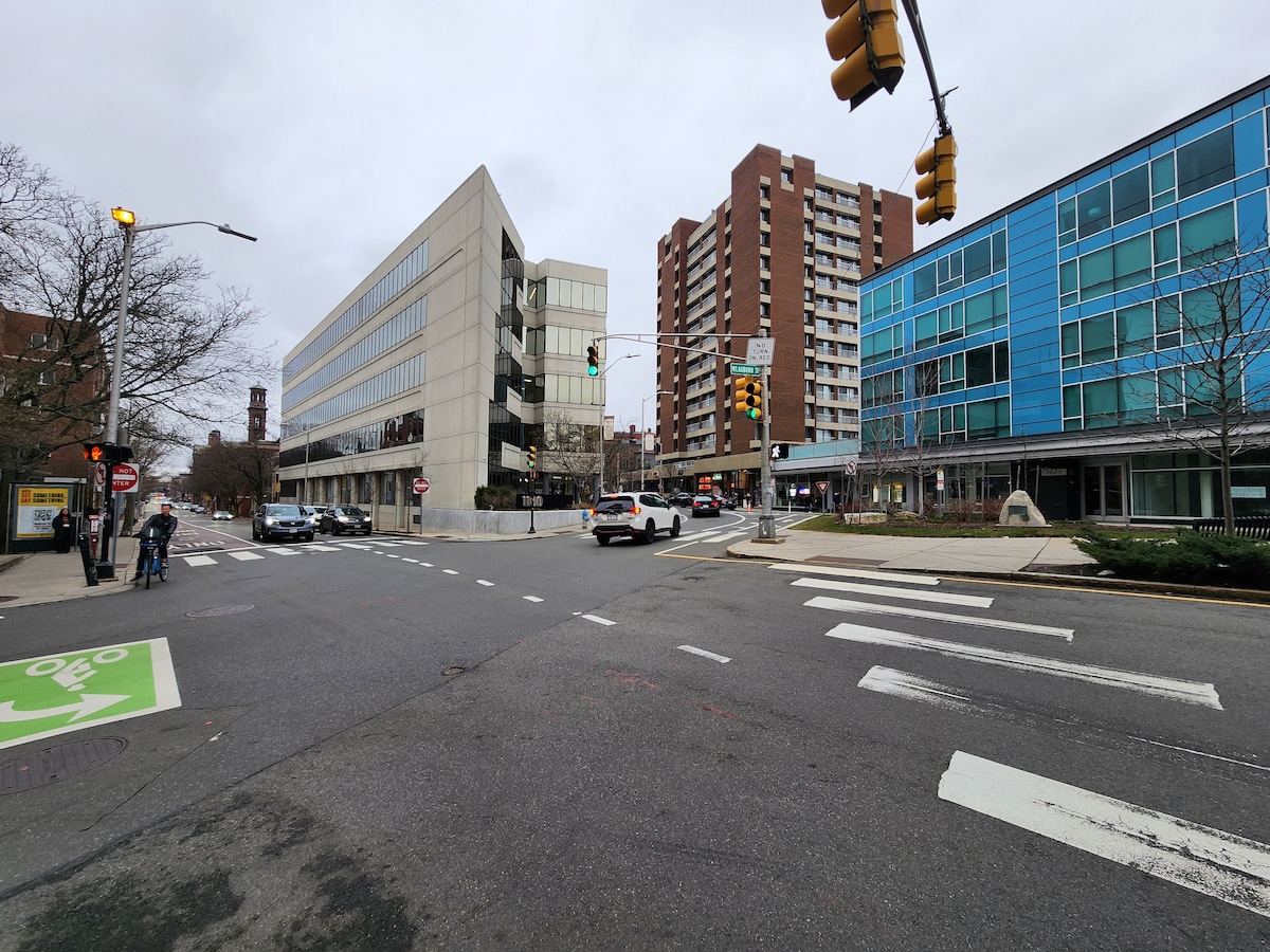 Harvard Sq Apt w Pking Walk to Graduation, Stadium