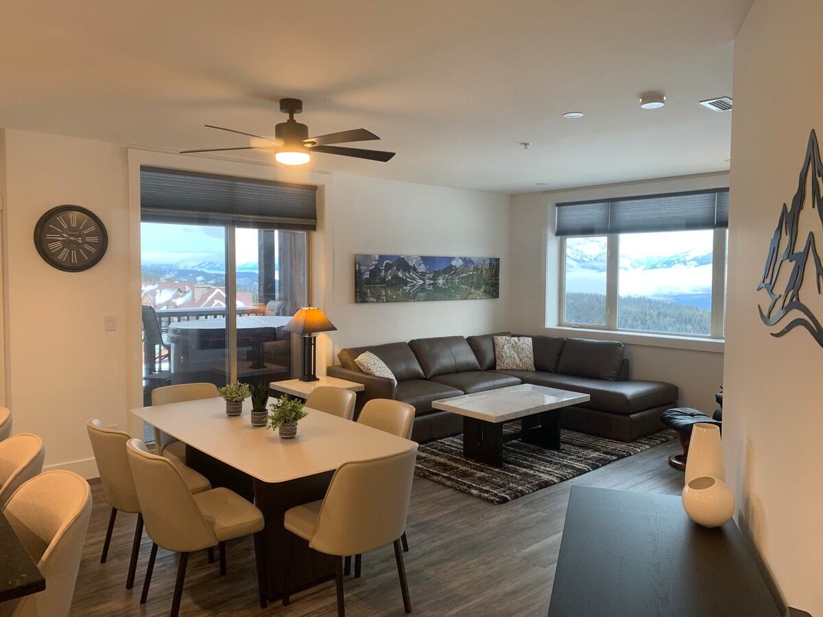 Luxurious Ski Condo w/Hot Tub and Amazing Views