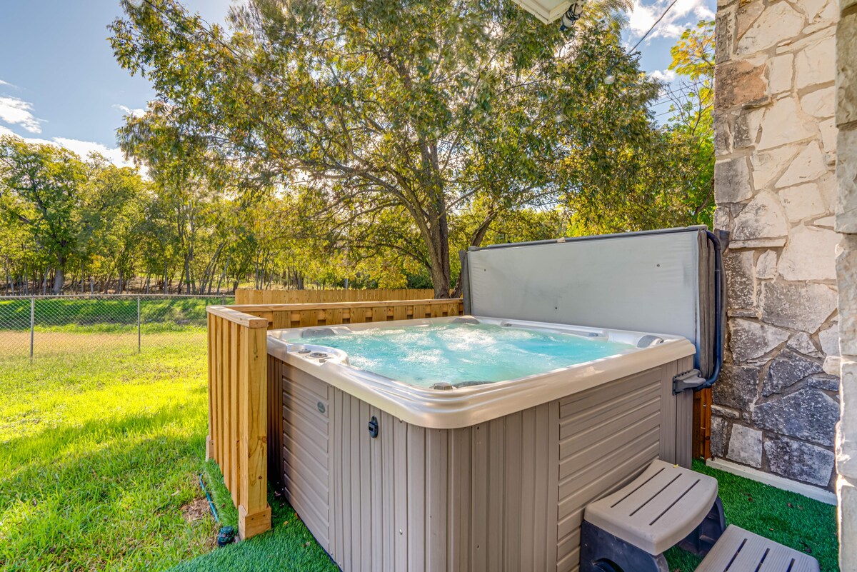 5-Bdrm + Hot Tub | TX Med Cen, Lackland, Riverwalk