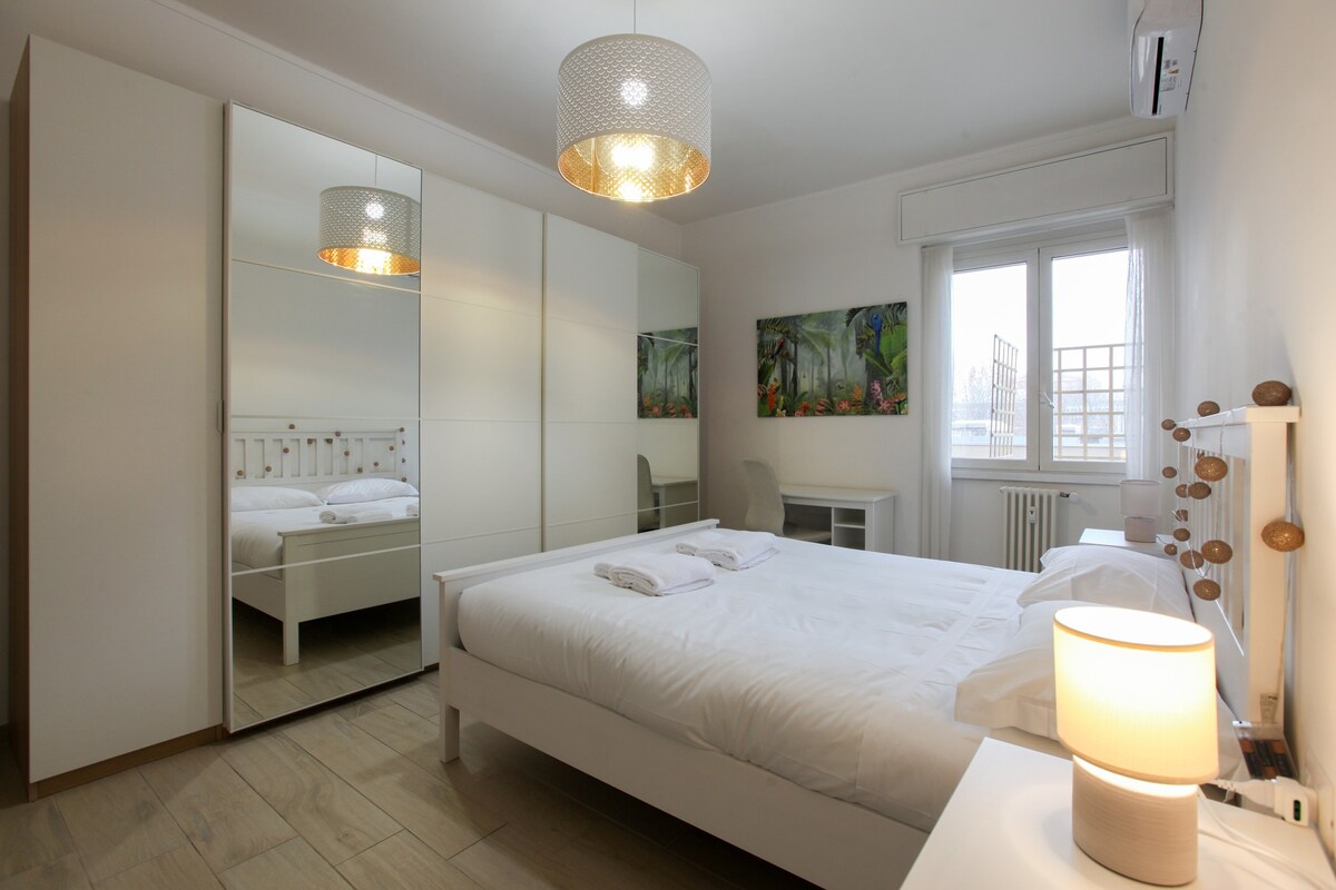 Splendid Two-Room Apartment on the Naviglio Grande