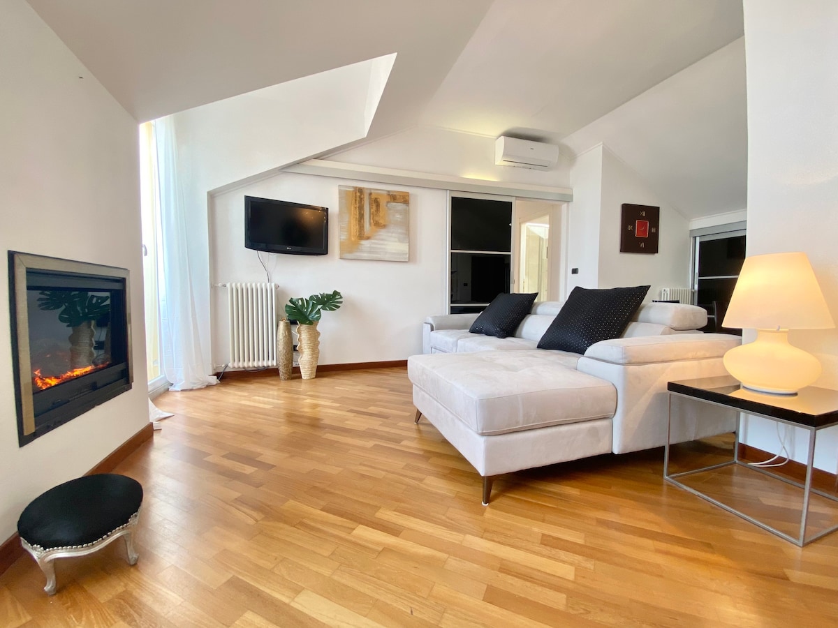 CasaViva – Central Seaview Penthouse in Camogli