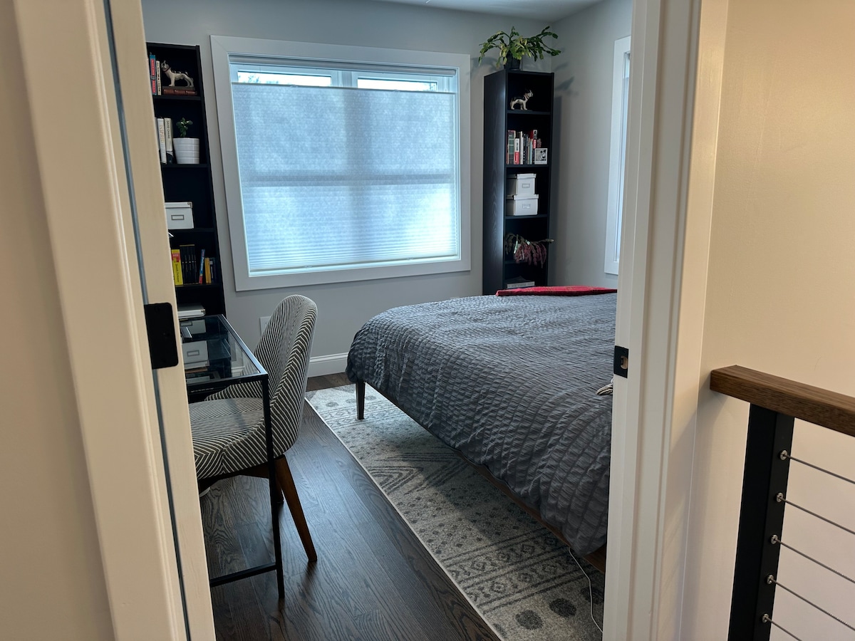 Room in Beautiful Home - Free Parking/Tufts/MBTA