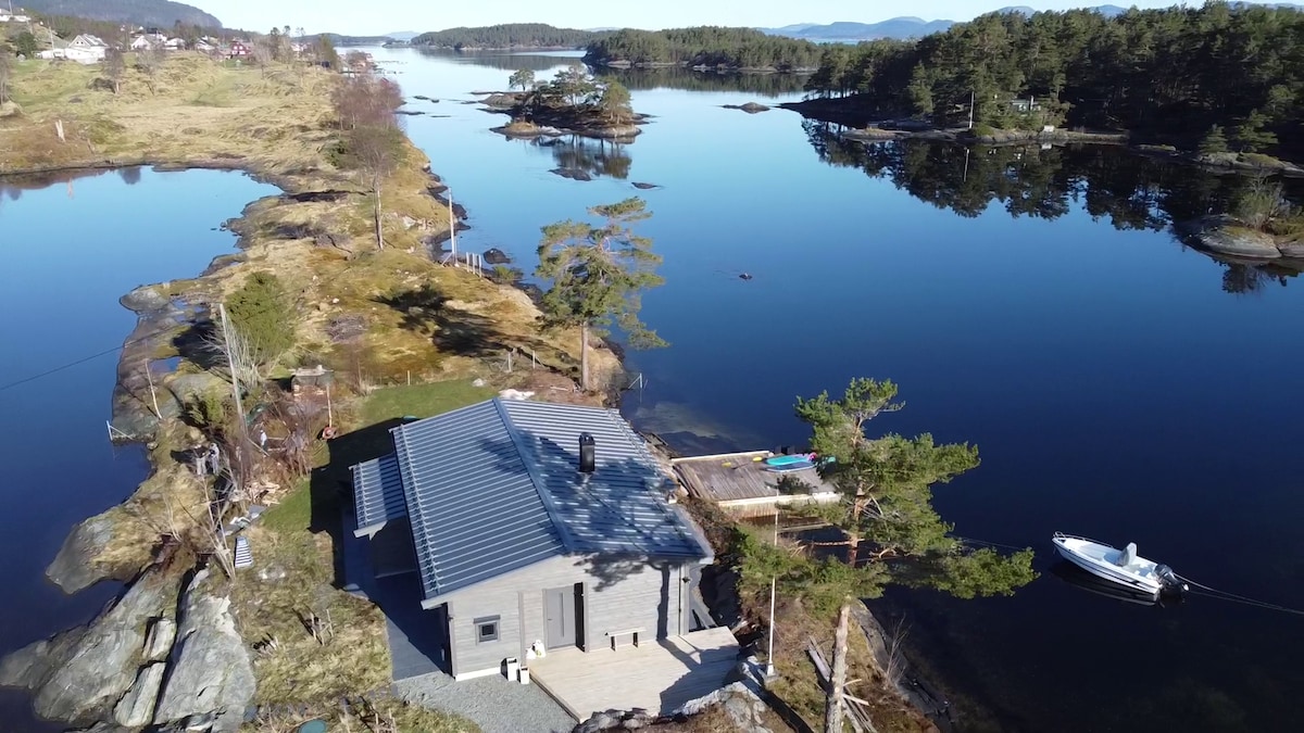 Ny, Moderne Hytte ved Sjøen