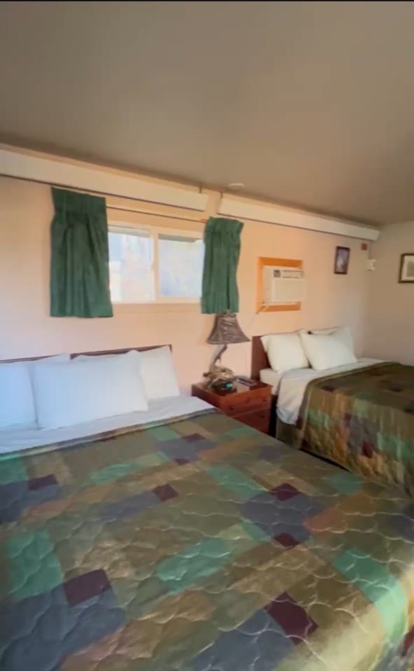 房间有2张标准双人床+俯瞰奥纳拉斯卡湖的浴室