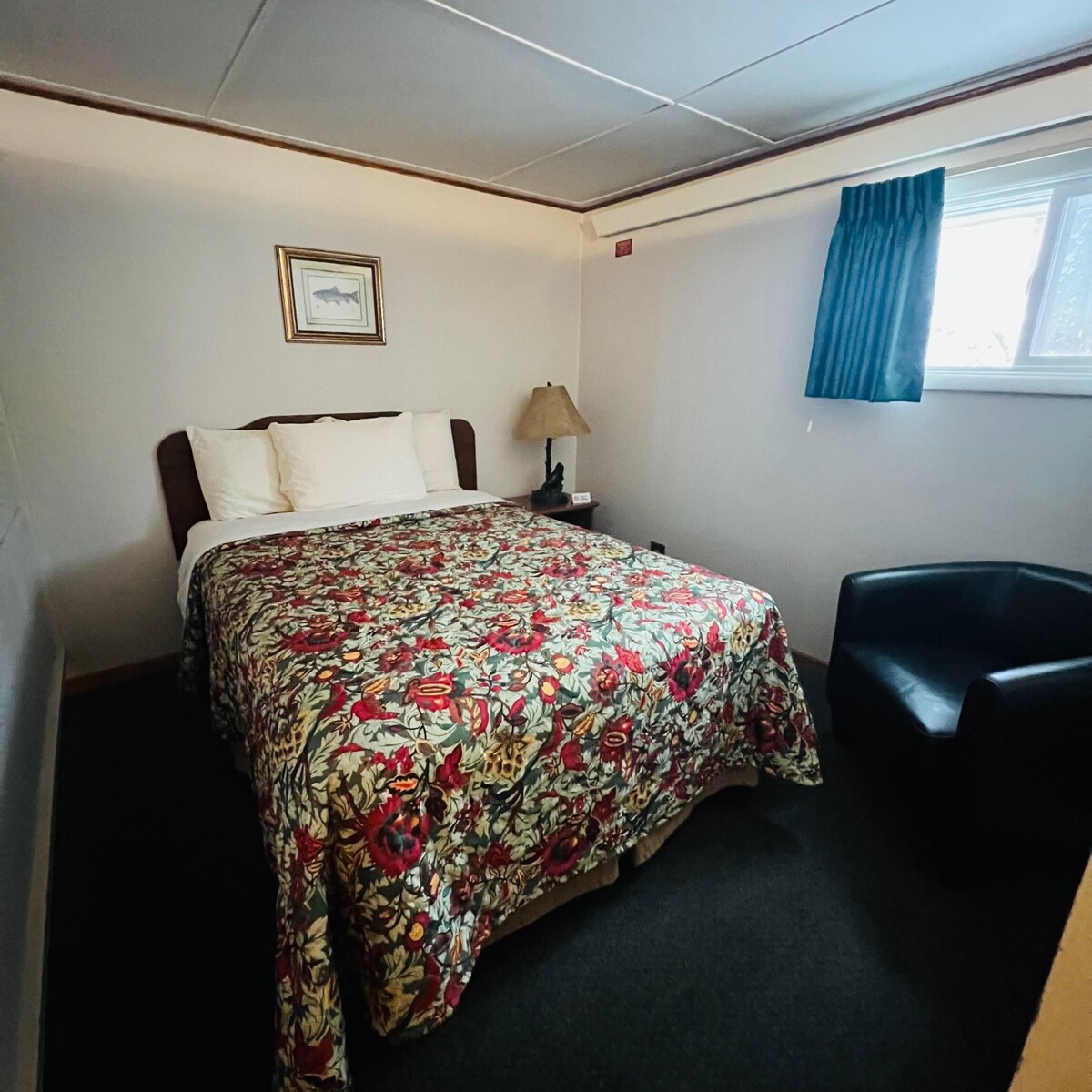 Room w/3 Full Beds+Bath overlooking Lake Onalaska