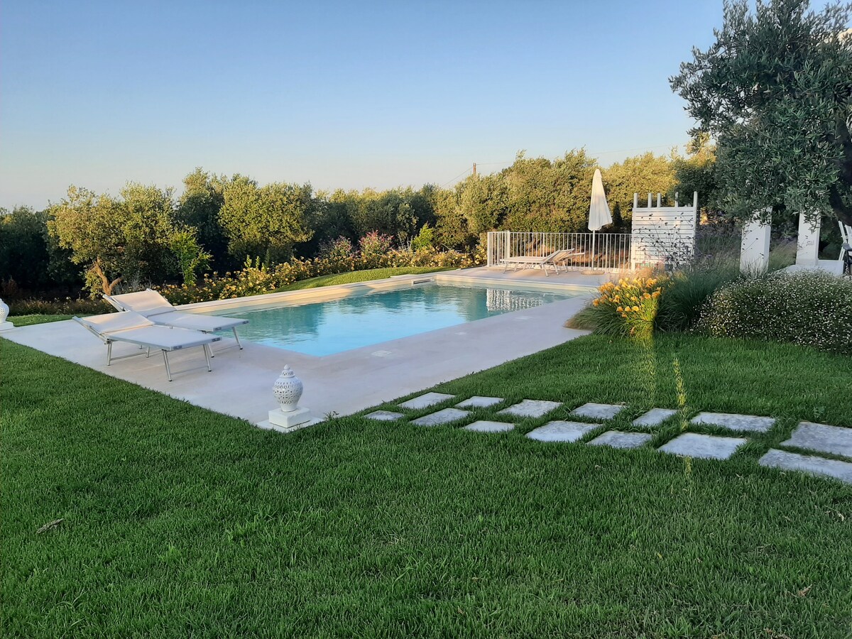 Trullo Serena con piscina privata in Puglia