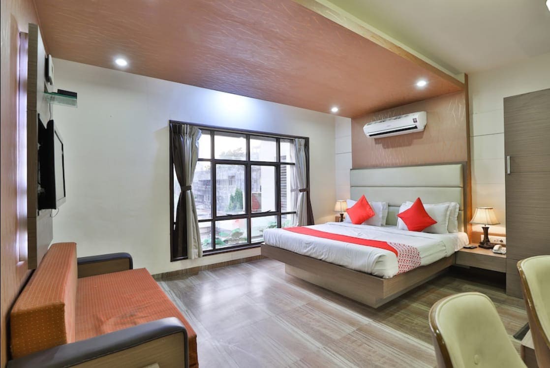 Elegant Alkapuri Studio Apartment Haven