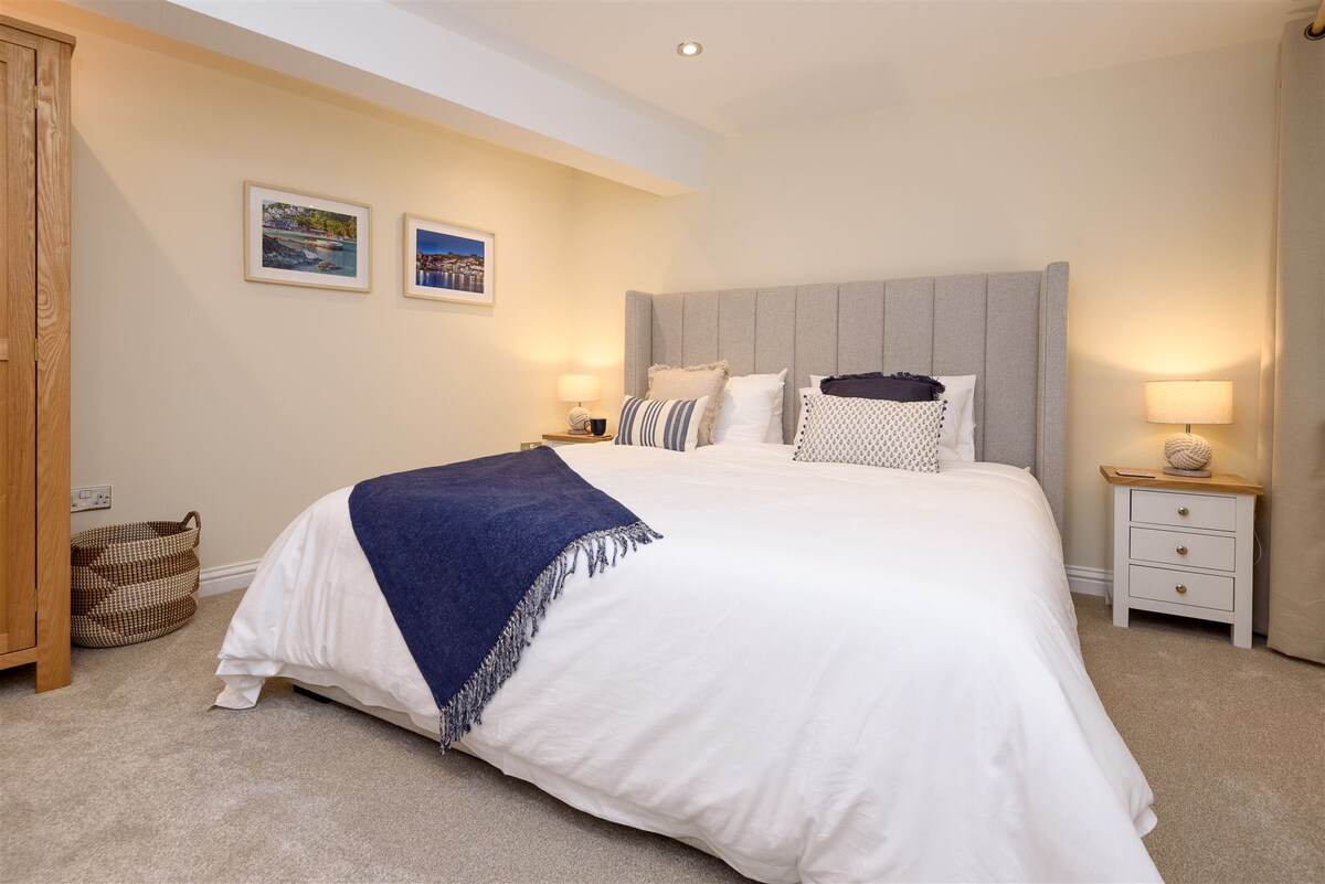 Beautifully refurbished town centre apartment