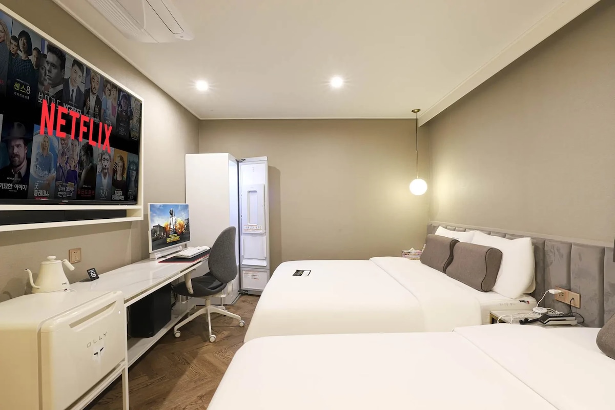 豪华双床房（ 1台高端电脑、Styler、加大双人床+单人床、免费早餐）