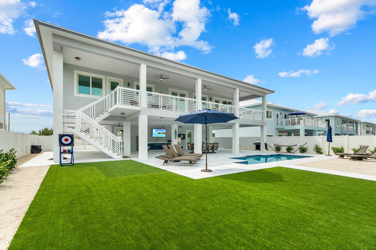 Luna Light ~ Waterfront ~ Pool ~ Dock ~ Views!