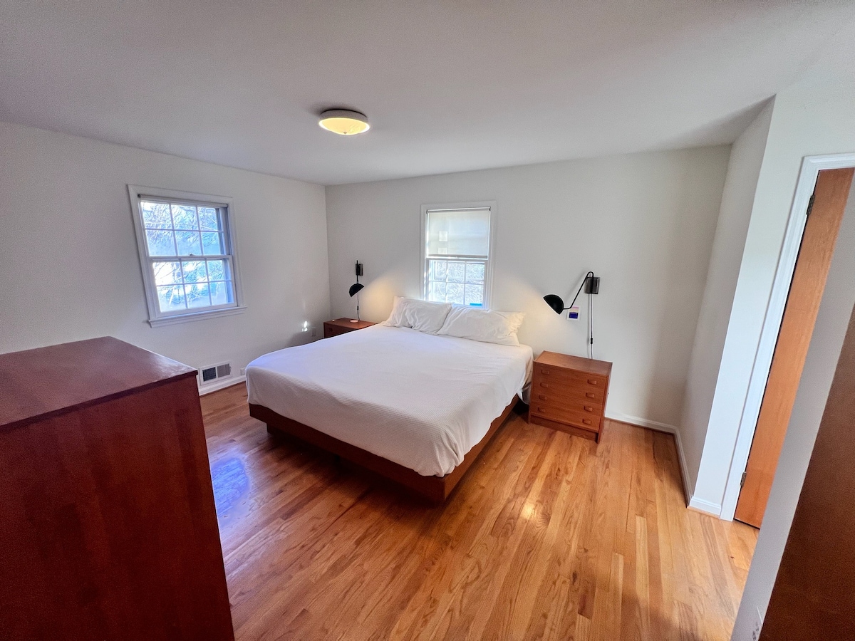 5BR Mid-Century Modern in McLean. 20 minutes to DC