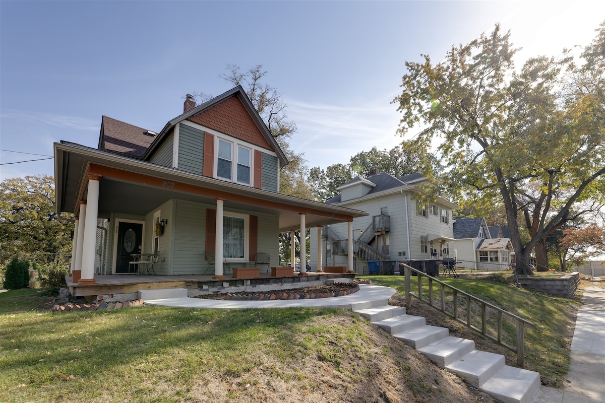 The Margaret Anne-Modern Victorian Near Downtown!