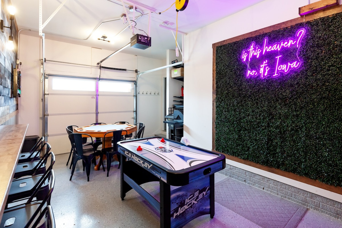 Downtown Gem: Stunning Rooftop Patio & Game Room
