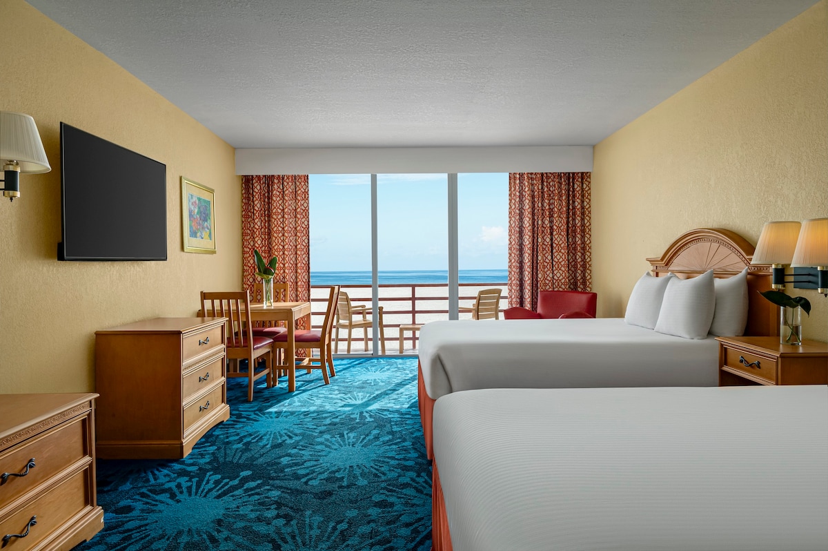 海湾景观客房，配备2张标准双人床和阳台