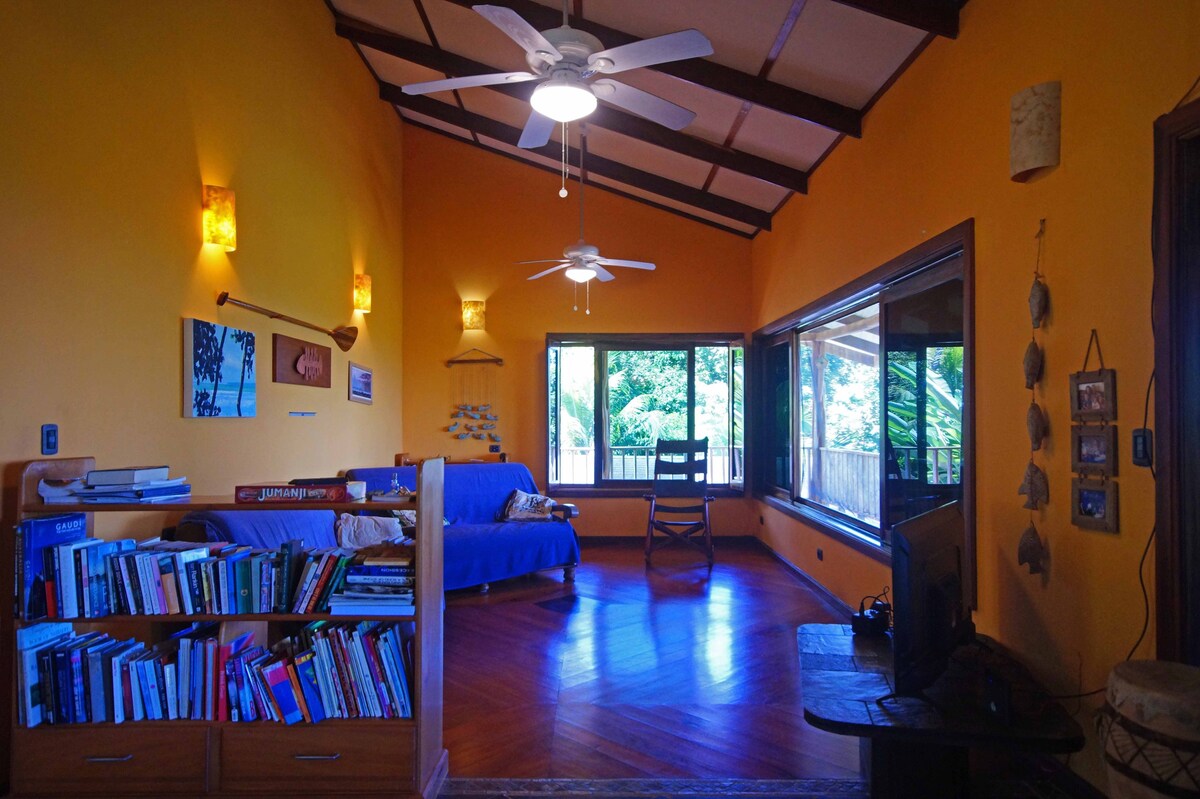 Casa Amarilla - Quiet Jungle House near Beaches