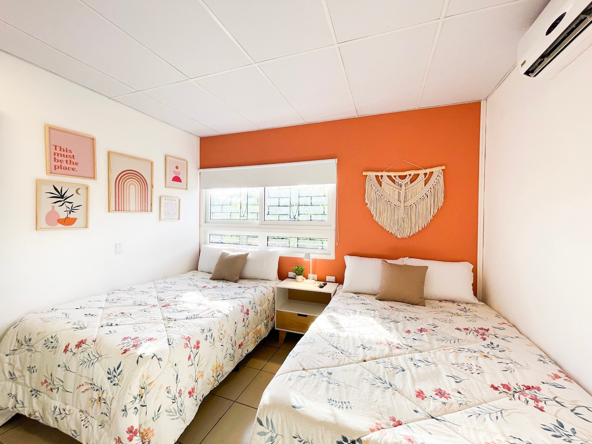 Oasis Naranja - 2张双人床、独立卫生间和空调