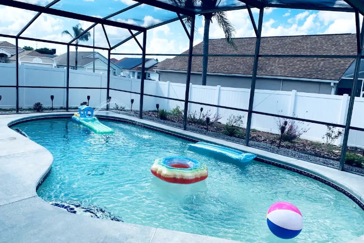 Spacious Pool Home Near Disney/Legoland Sleeps 6.