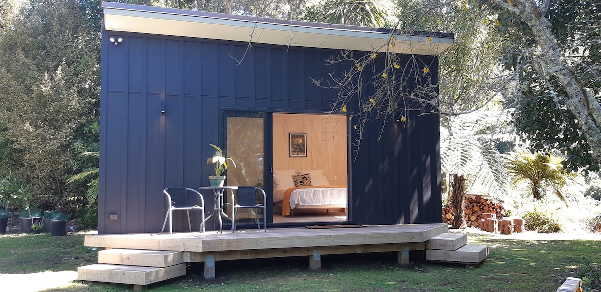 Chalet and cabin in Pukawa and native birds