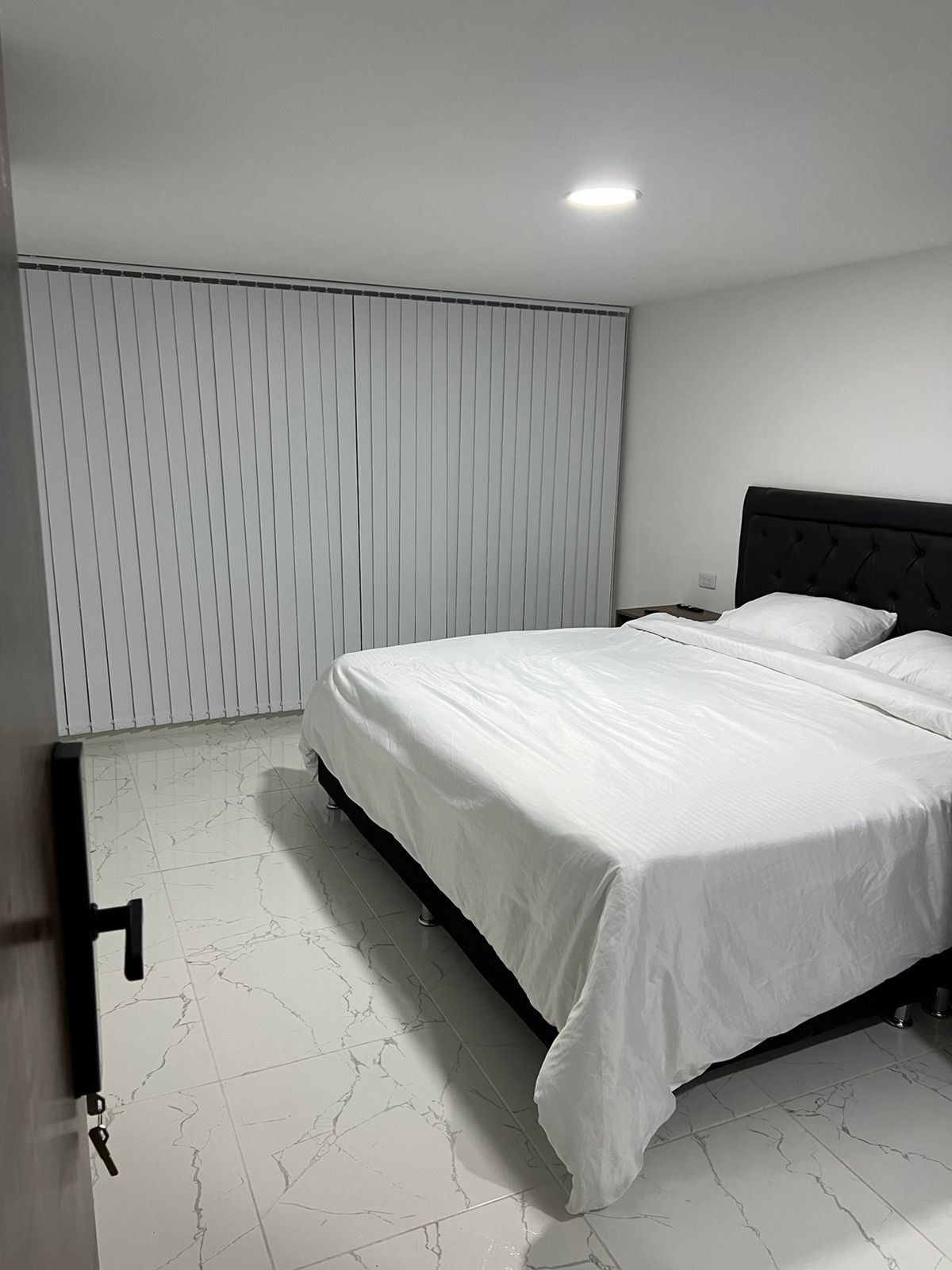 Habitación cama king Manizales con baño privado/2