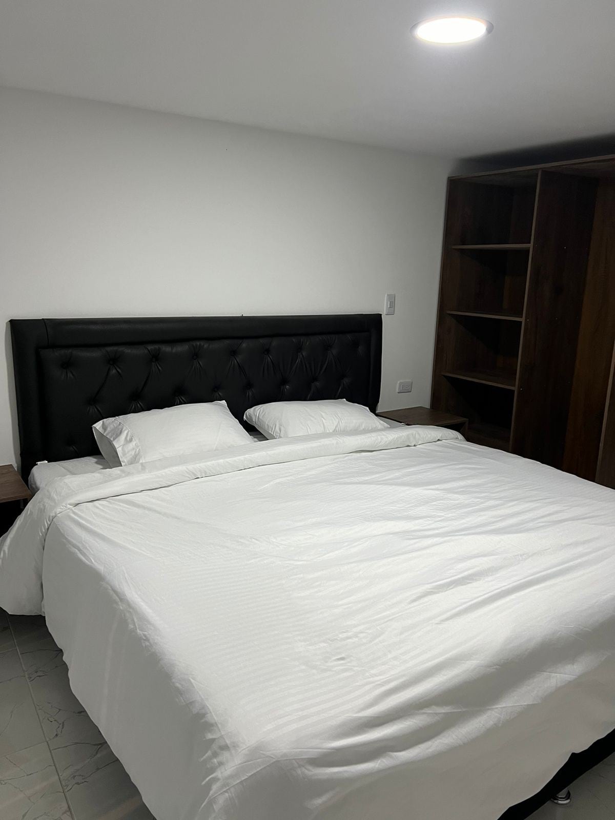 Habitación cama king Manizales con baño privado/2