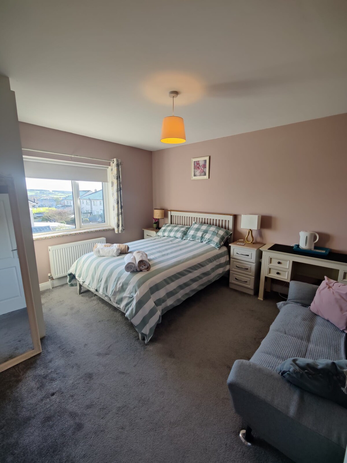 Spacious room in Gorey town with private bathroom