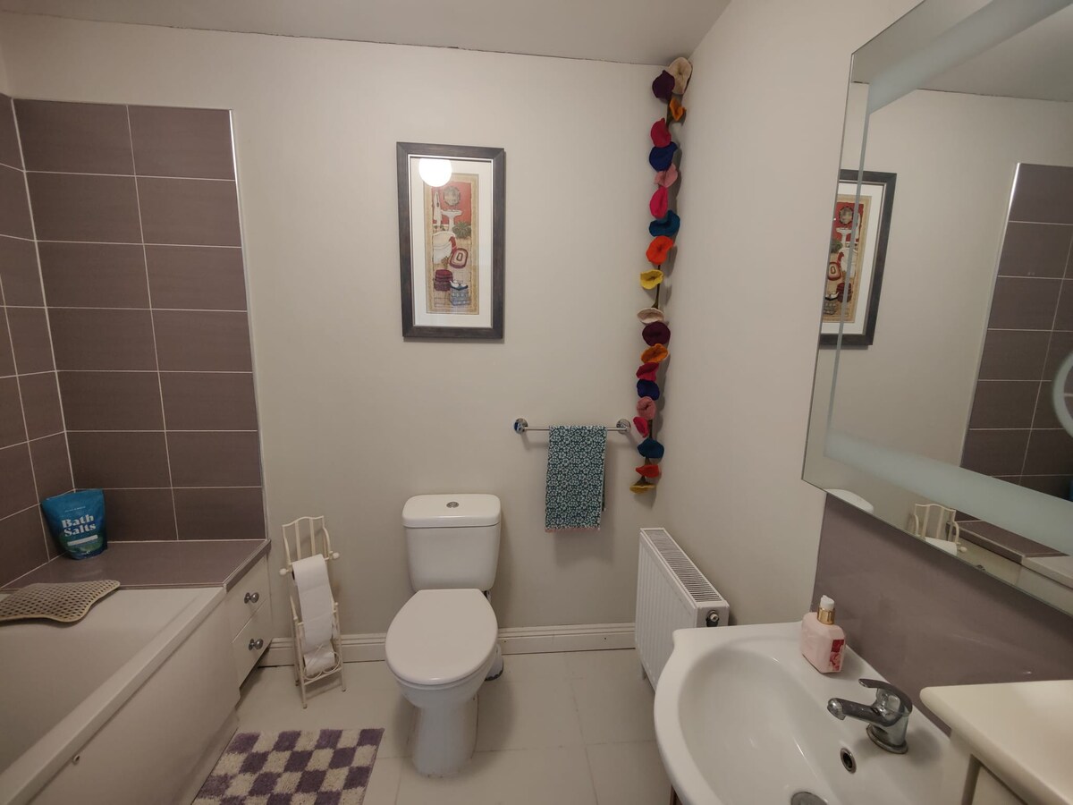 Spacious room in Gorey town with private bathroom