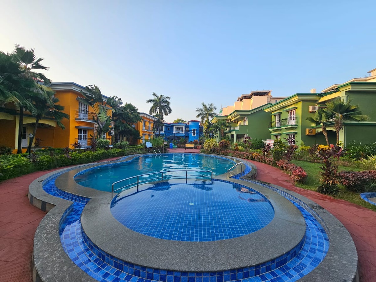 Colva Palm Escape: Spacious 2BHK, Pool View