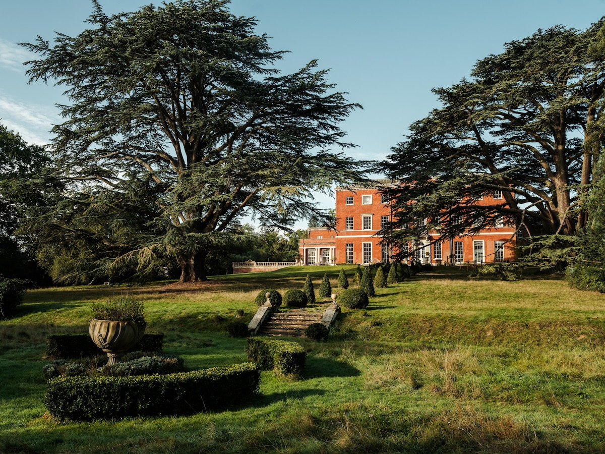 Wilde Cedar; Georgian Countryside Mansion w/Pool